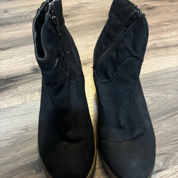 Cute black faux suede cowboy booties ! Size 8 - Picture 7 of 7